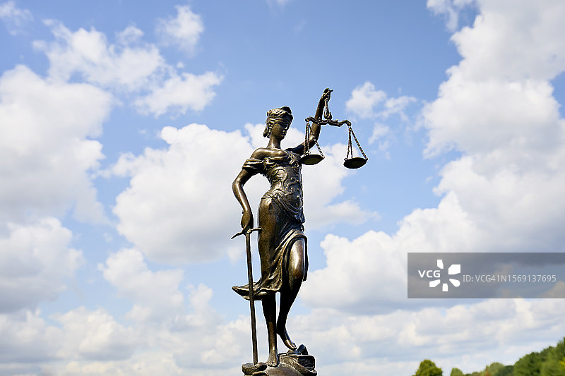 天空背景下的司法女神图片素材