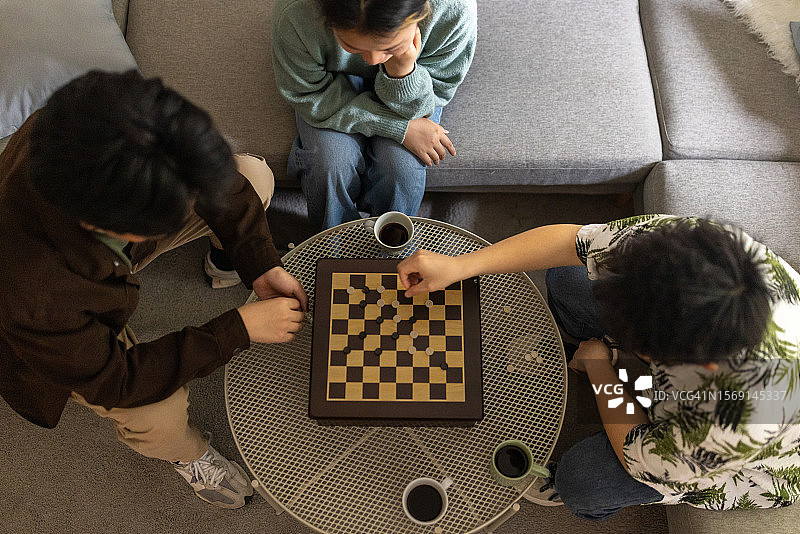 两个年轻人在家下跳棋图片素材