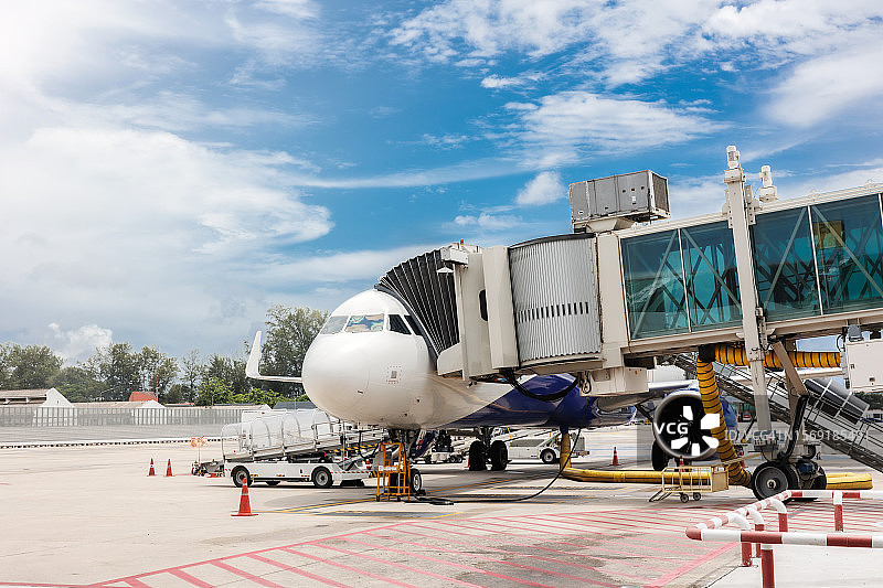 飞机起飞前的准备，飞机停靠在廊桥背景图片素材