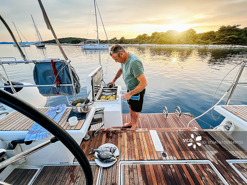 帆船船员准备晚餐图片素材