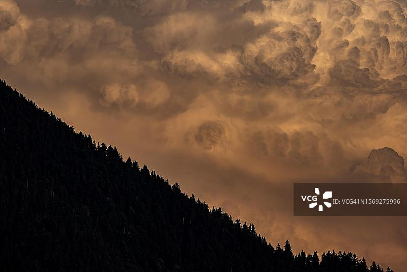 气候变化的危害：德国巴伐利亚州伦格里斯阿尔卑斯山区观测到的壮观雷暴天气图片素材