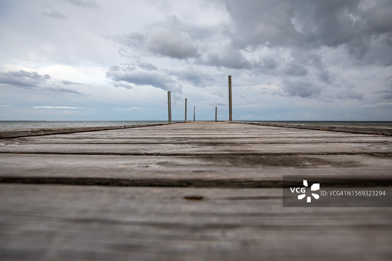 低角度木制码头影像图片素材