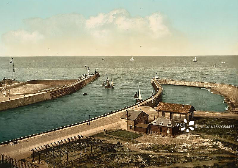 迪耶普码头和海港,法国诺曼底滨海塞纳省的城镇,约1890年,1895年照片的数字增强复制品图片素材
