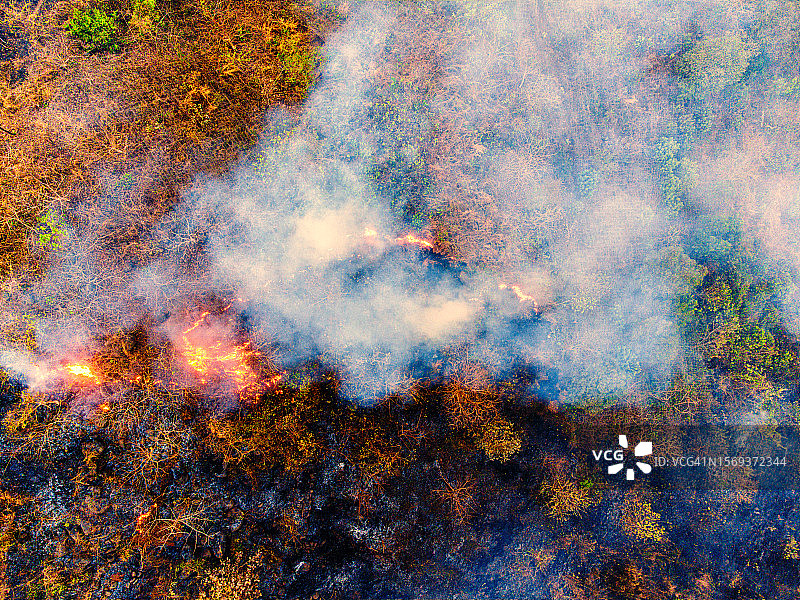 潘维尔山蔓延的森林火灾抽象摄影图片素材