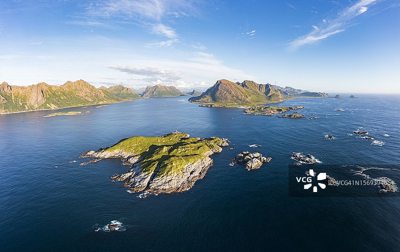 挪威韦斯特拉伦群岛朗厄岛霍夫登附近的峡湾和山脉图片素材