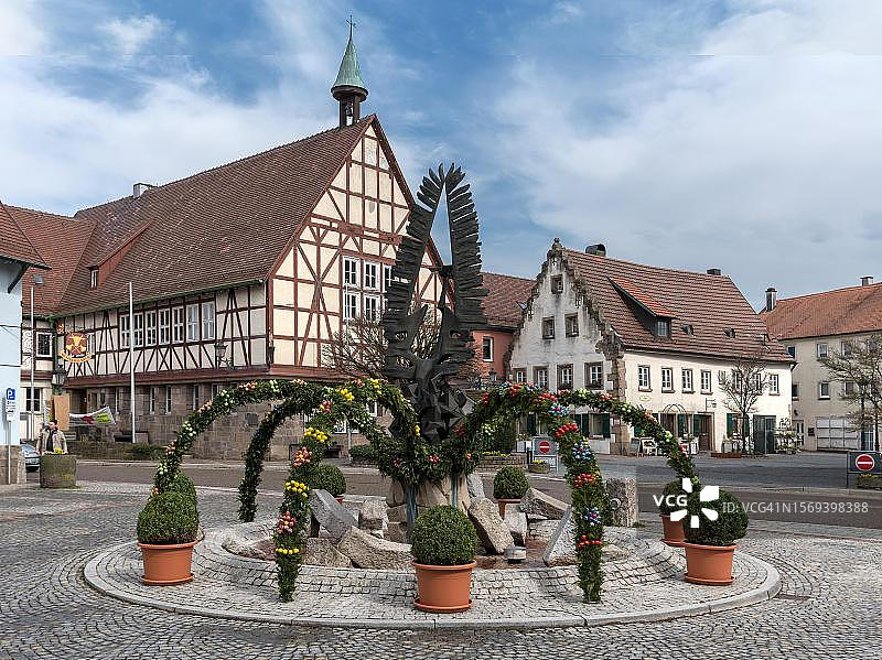 装饰的复活节喷泉，后面的市政厅，瓦尔登堡，巴登-符腾堡，德国图片素材