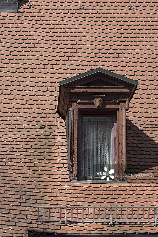 德国巴伐利亚州米特尔弗兰肯纽伦堡Muehlgasse 1的历史悠久屋顶凸窗图片素材