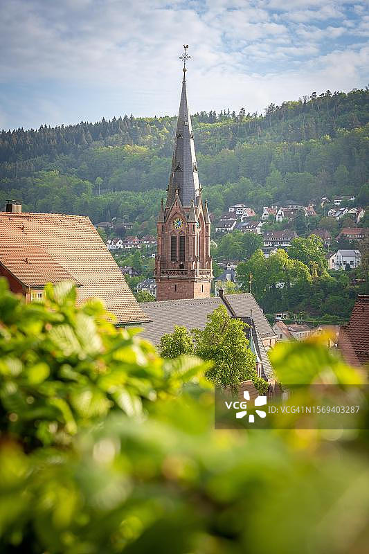 卡尔夫市中心绿地中的教堂塔楼，德国黑森林图片素材