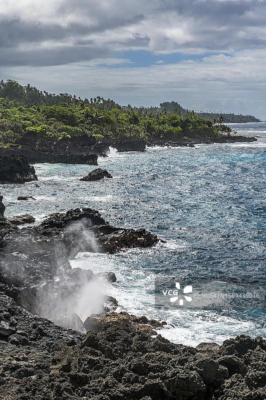 斐济塔韦乌尼岛火山南海岸的喷水孔图片素材