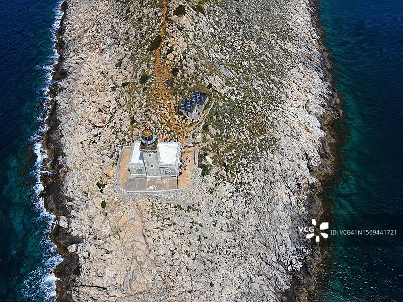无人机拍摄的希腊伯罗奔尼撒州最南端的阿克罗蒂里·泰纳罗灯塔图片素材
