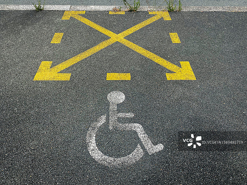 指示残疾人专用地点的街道标志图片素材