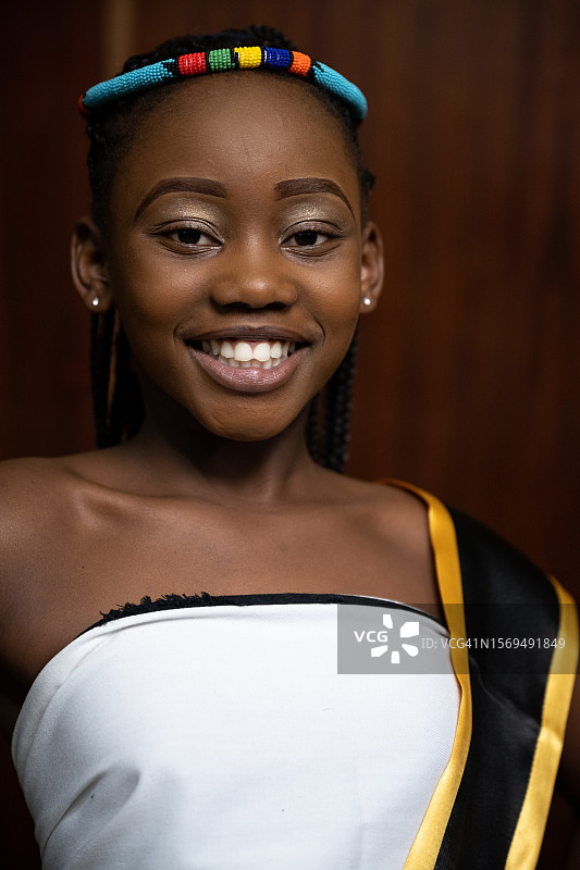 佩戴绶带的年轻黑人女性选美选手图片素材