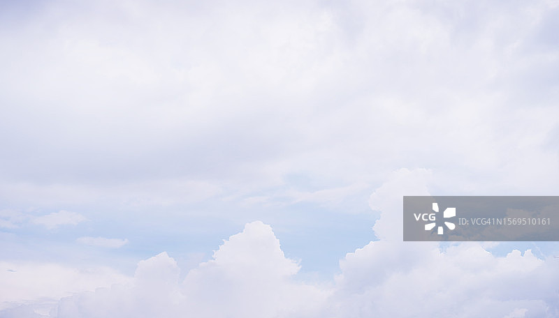 蓝天白云自然背景，留白区域可供文字编辑图片素材