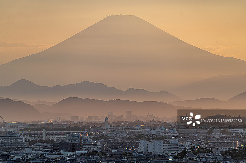 日本神奈川县的富士山和居民区图片素材