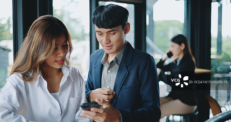 亚洲商务团队在咖啡馆讨论项目图片素材