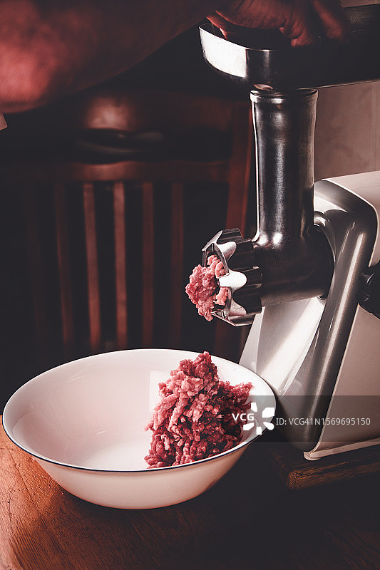 用绞肉机绞碎肉图片素材