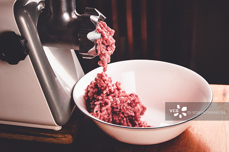 用绞肉机绞碎肉图片素材