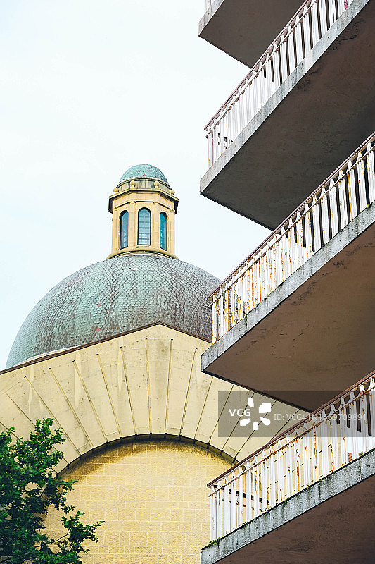 背景为教堂圆顶的住宅楼图片素材