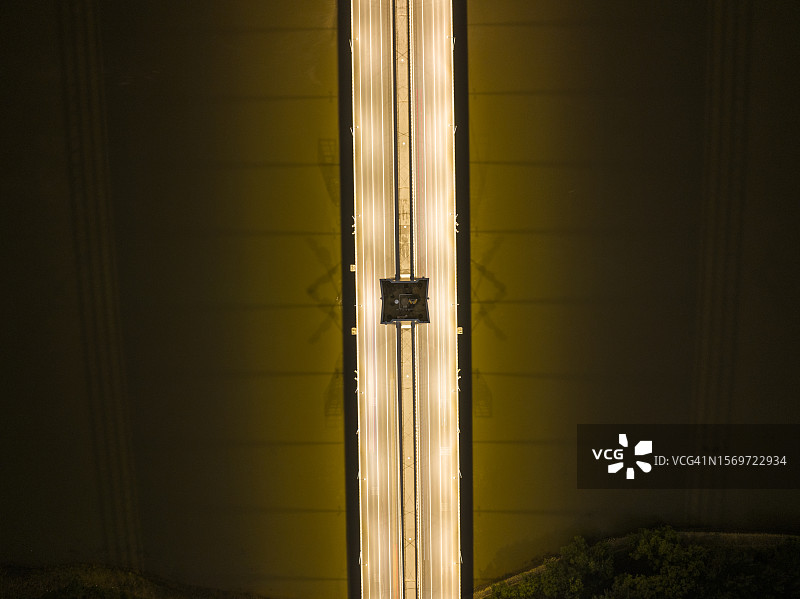 夜间车流穿梭的现代桥梁鸟瞰图片素材