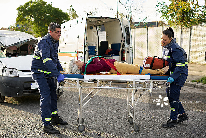 救护团队用便携式推床转移事故受害者图片素材