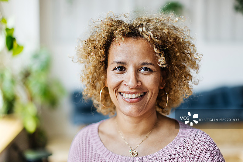 微笑的短卷发女性肖像图片素材