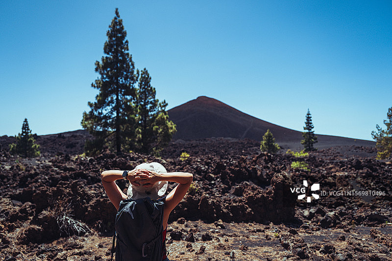在特内里费岛泰德火山地貌中徒步的女人图片素材