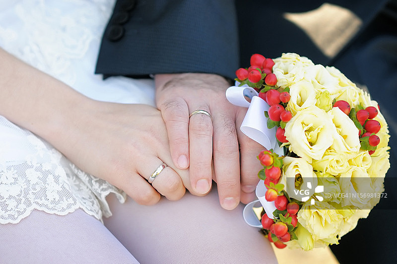新娘和新郎的手图片素材