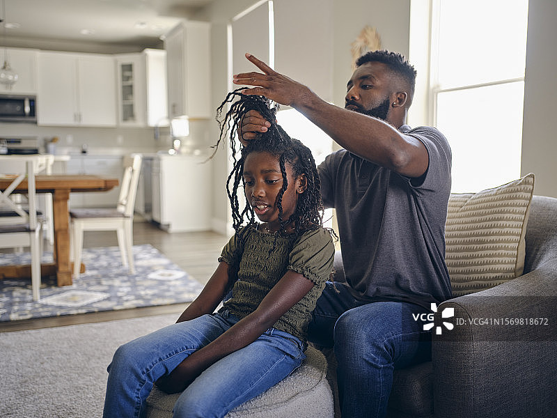 父亲帮女儿整理头发图片素材