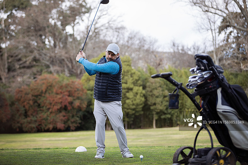 在秋天打高尔夫球的成年男子图片素材