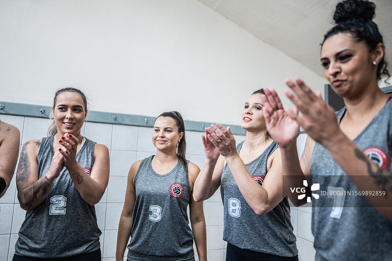 女排队员在更衣室庆祝图片素材