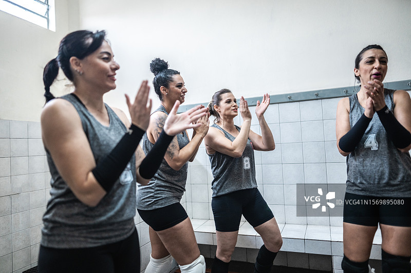 女排队员在更衣室庆祝图片素材