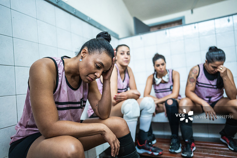比赛失利后在更衣室里悲伤的女排运动员图片素材