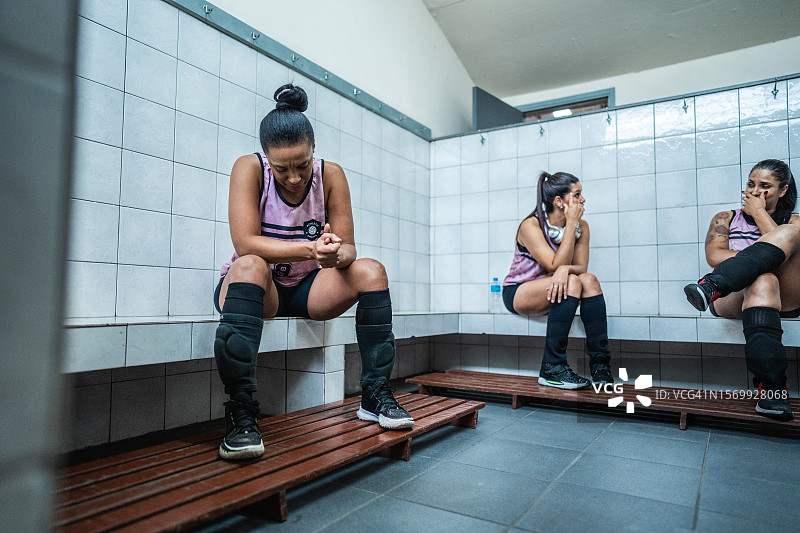 比赛失利后在更衣室里悲伤的女排运动员图片素材