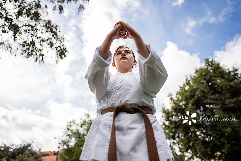 在公园练习空手道/跆拳道的少女图片素材