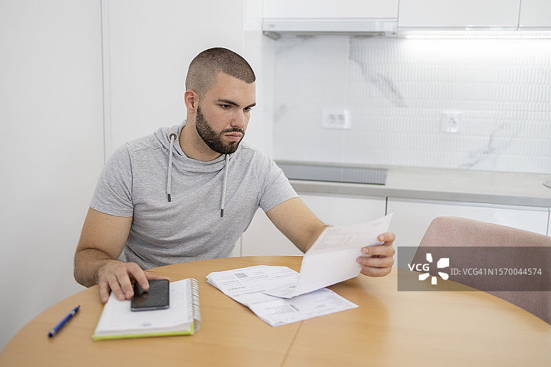 年轻男人通过手机App支付账单图片素材