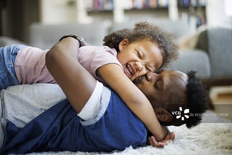 父女在家拥抱图片素材