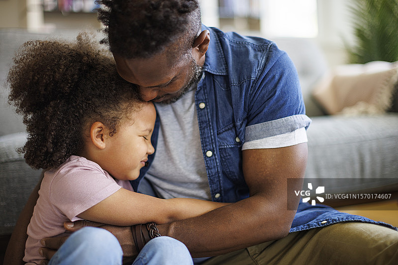 慈爱的父亲在家安慰悲伤的女儿图片素材