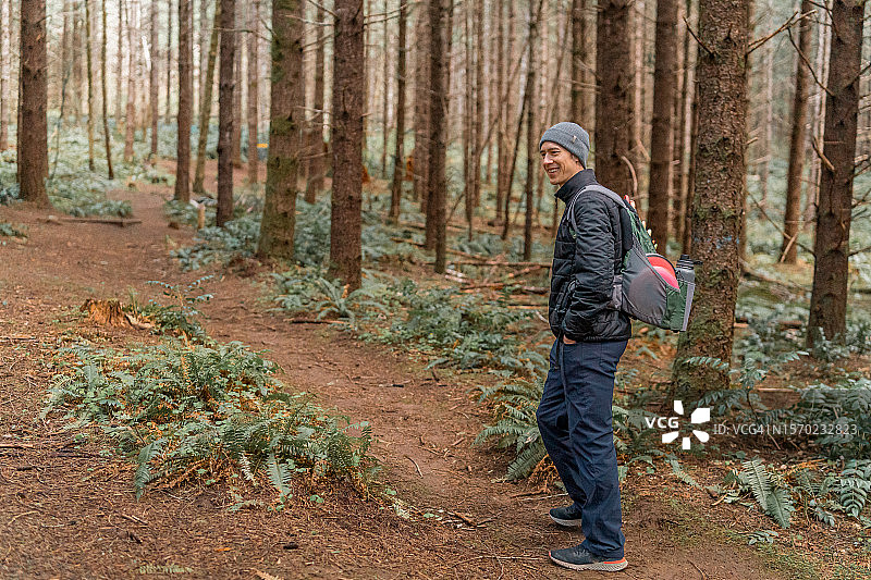 欧亚男人在露营时在树林里徒步旅行图片素材