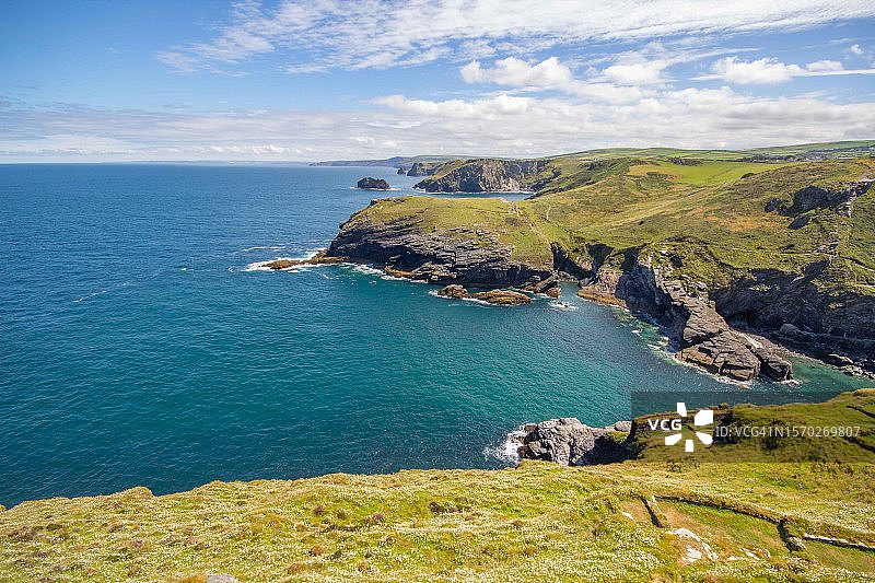英国康沃尔廷塔哲的凯尔特海和康沃尔海岸线图片素材