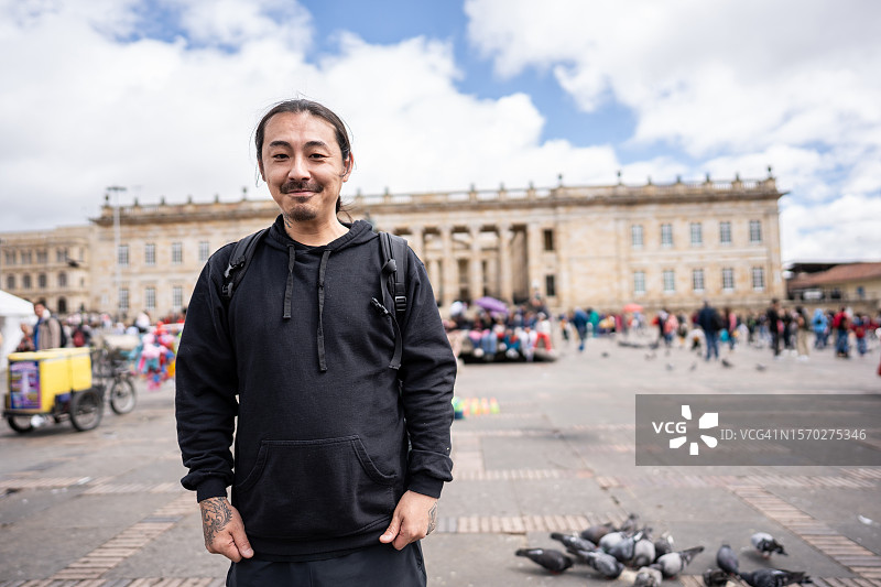 在哥伦比亚波哥大历史街区的成熟亚洲男人 портрет图片素材