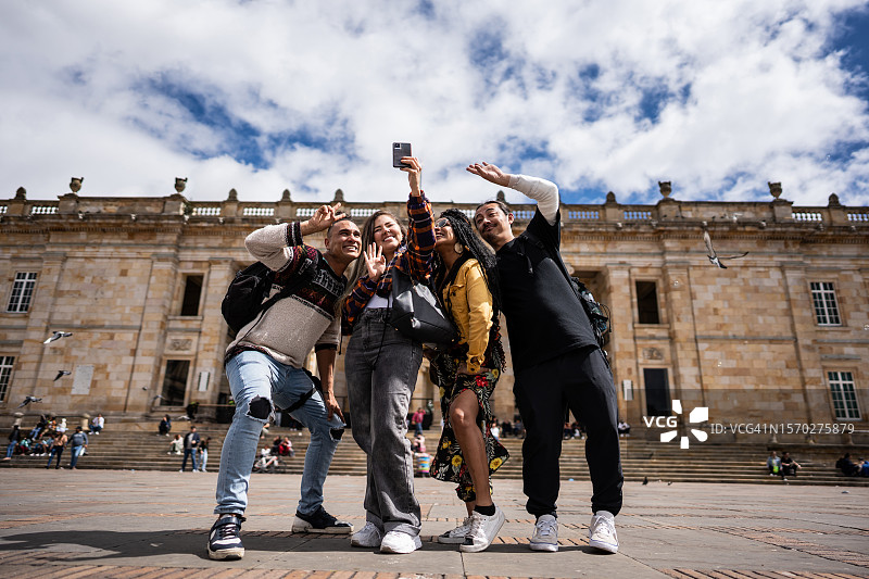 朋友们在哥伦比亚波哥大历史街区自拍图片素材