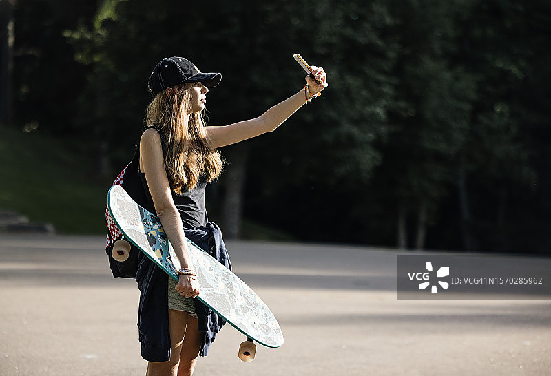 玩滑板的少女自拍图片素材