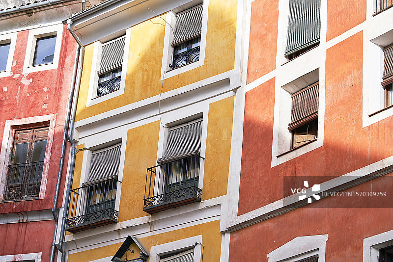 住宅区色彩鲜艳的旧建筑立面窗户图片素材