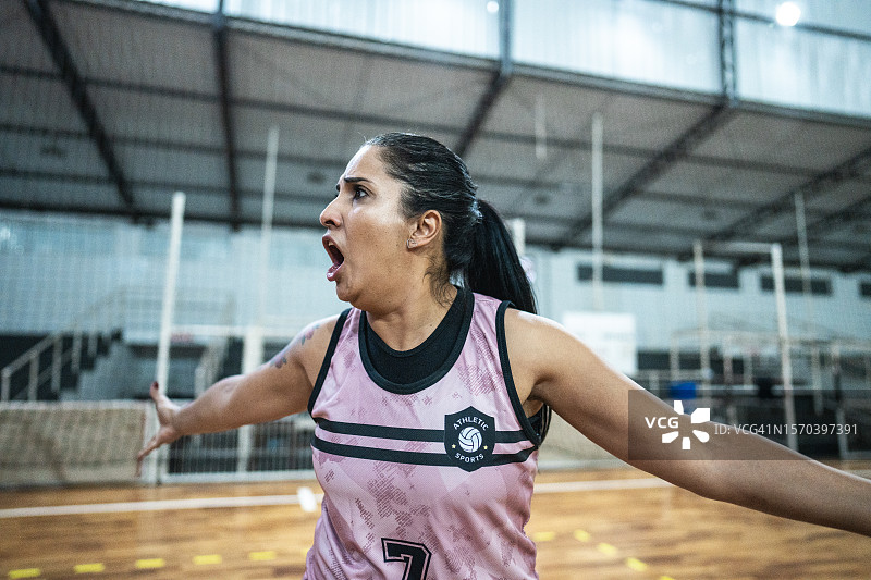 女排运动员在运动场比赛中抱怨图片素材