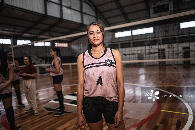 中年女排运动员在运动场上肖像图片素材