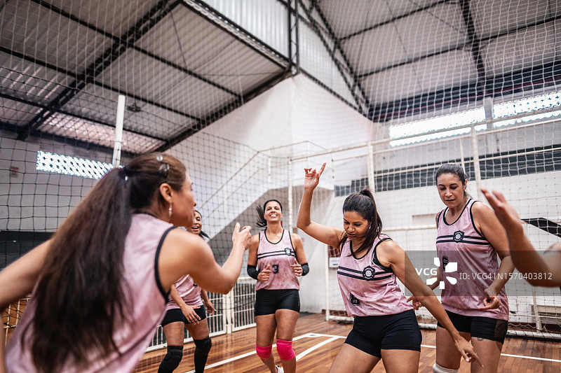 在运动场上跳舞的女排队员图片素材