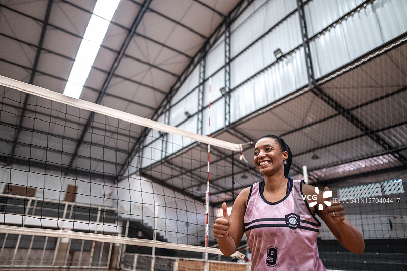 中年女排运动员入场打招呼图片素材