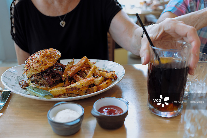 在餐厅用餐的年长女性图片素材