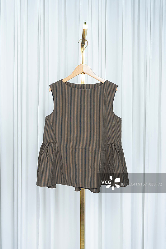 衣架上时尚的棕色女式衬衫图片素材