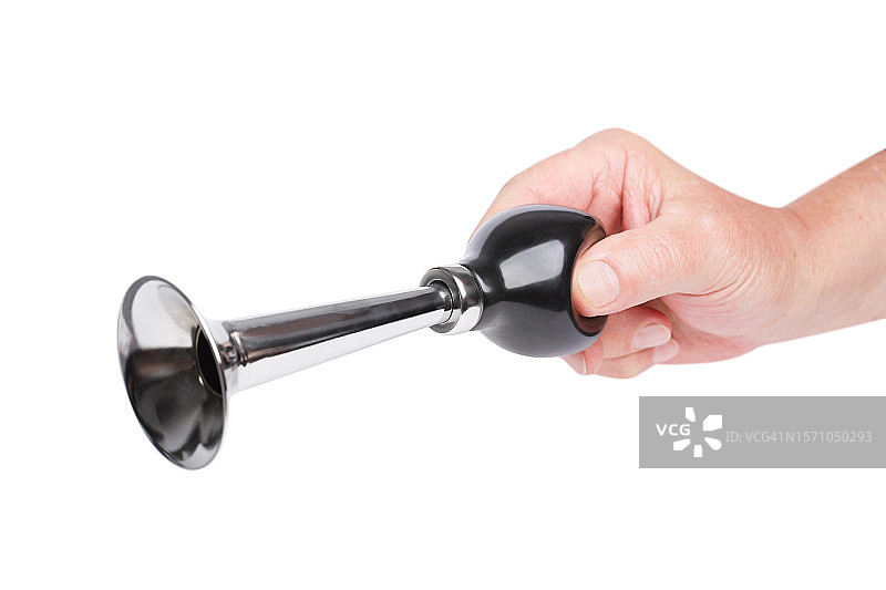 手中拿着的芦苇喇叭，白色背景图片素材